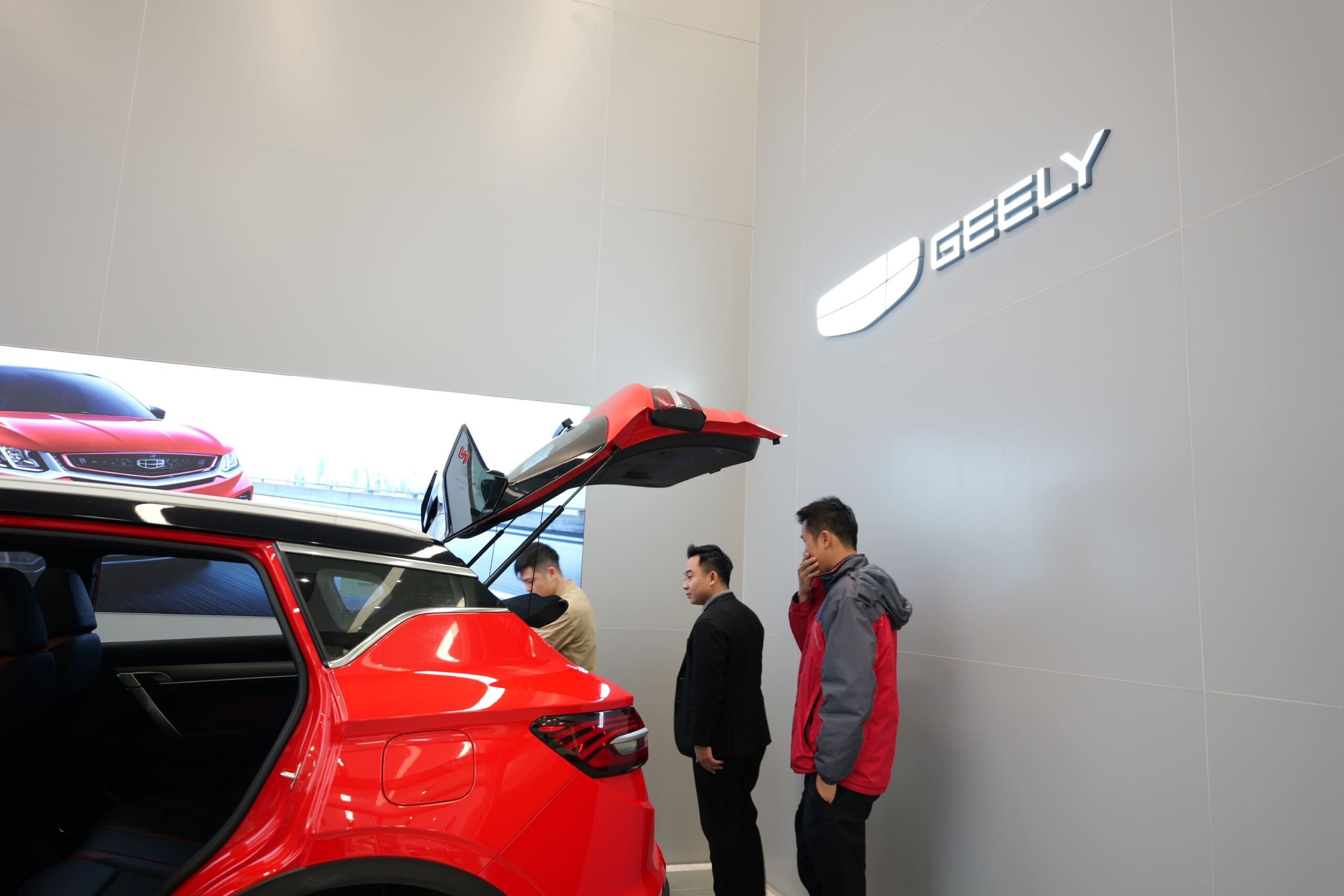 Đội ngũ Geely Võ Văn Kiệt hỗ trợ khách hàng nhiệt tình